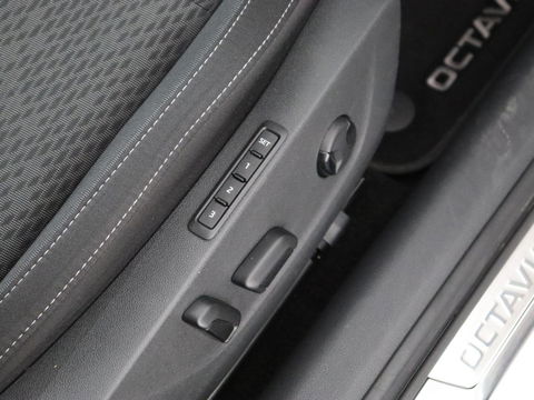 Škoda Octavia 1.4 TSI iV Business Edition Plus | Head-Up | Camera | Stoelverwarming | Side Assist | Achterbankverwarming | Carplay | Keyless | Elektrische voorstoelen | Memory | Sfeerverlichting | Navigatie | PHEV