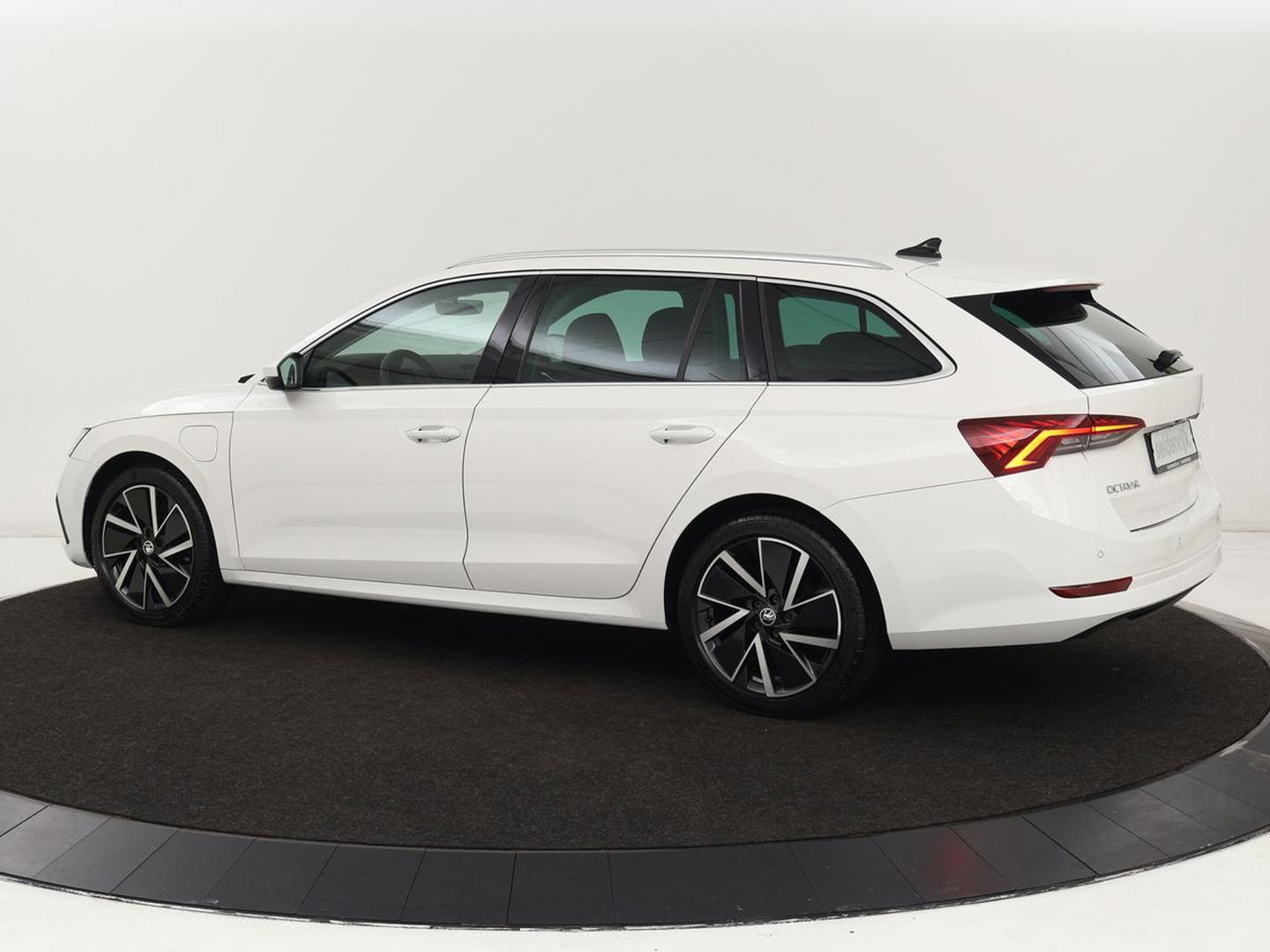 Škoda Octavia 1.4 TSI iV Business Edition Plus | Head-Up | Camera | Stoelverwarming | Side Assist | Achterbankverwarming | Carplay | Keyless | Elektrische voorstoelen | Memory | Sfeerverlichting | Navigatie | PHEV