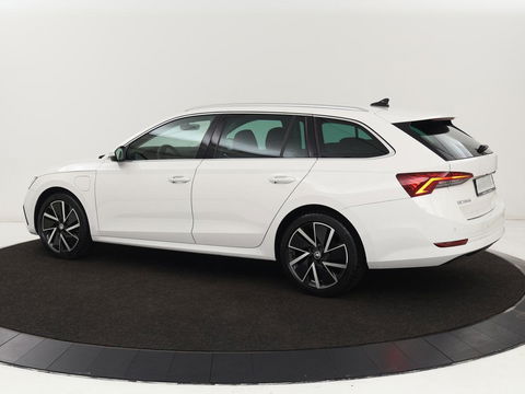 Škoda Octavia 1.4 TSI iV Business Edition Plus | Head-Up | Camera | Stoelverwarming | Side Assist | Achterbankverwarming | Carplay | Keyless | Elektrische voorstoelen | Memory | Sfeerverlichting | Navigatie | PHEV
