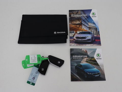 Škoda Octavia 1.4 TSI iV Business Edition Plus | Head-Up | Camera | Stoelverwarming | Side Assist | Achterbankverwarming | Carplay | Keyless | Elektrische voorstoelen | Memory | Sfeerverlichting | Navigatie | PHEV
