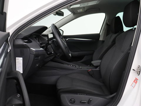 Škoda Octavia 1.4 TSI iV Business Edition Plus | Head-Up | Camera | Stoelverwarming | Side Assist | Achterbankverwarming | Carplay | Keyless | Elektrische voorstoelen | Memory | Sfeerverlichting | Navigatie | PHEV