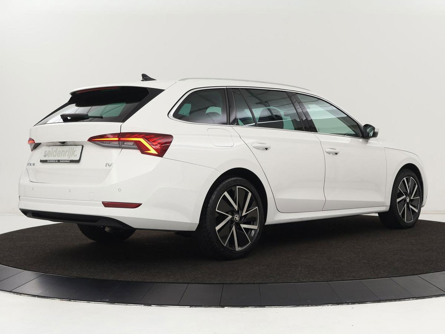 Škoda Octavia 1.4 TSI iV Business Edition Plus | Head-Up | Camera | Stoelverwarming | Side Assist | Achterbankverwarming | Carplay | Keyless | Elektrische voorstoelen | Memory | Sfeerverlichting | Navigatie | PHEV