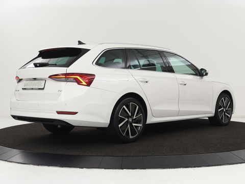 Škoda Octavia 1.4 TSI iV Business Edition Plus | Head-Up | Camera | Stoelverwarming | Side Assist | Achterbankverwarming | Carplay | Keyless | Elektrische voorstoelen | Memory | Sfeerverlichting | Navigatie | PHEV