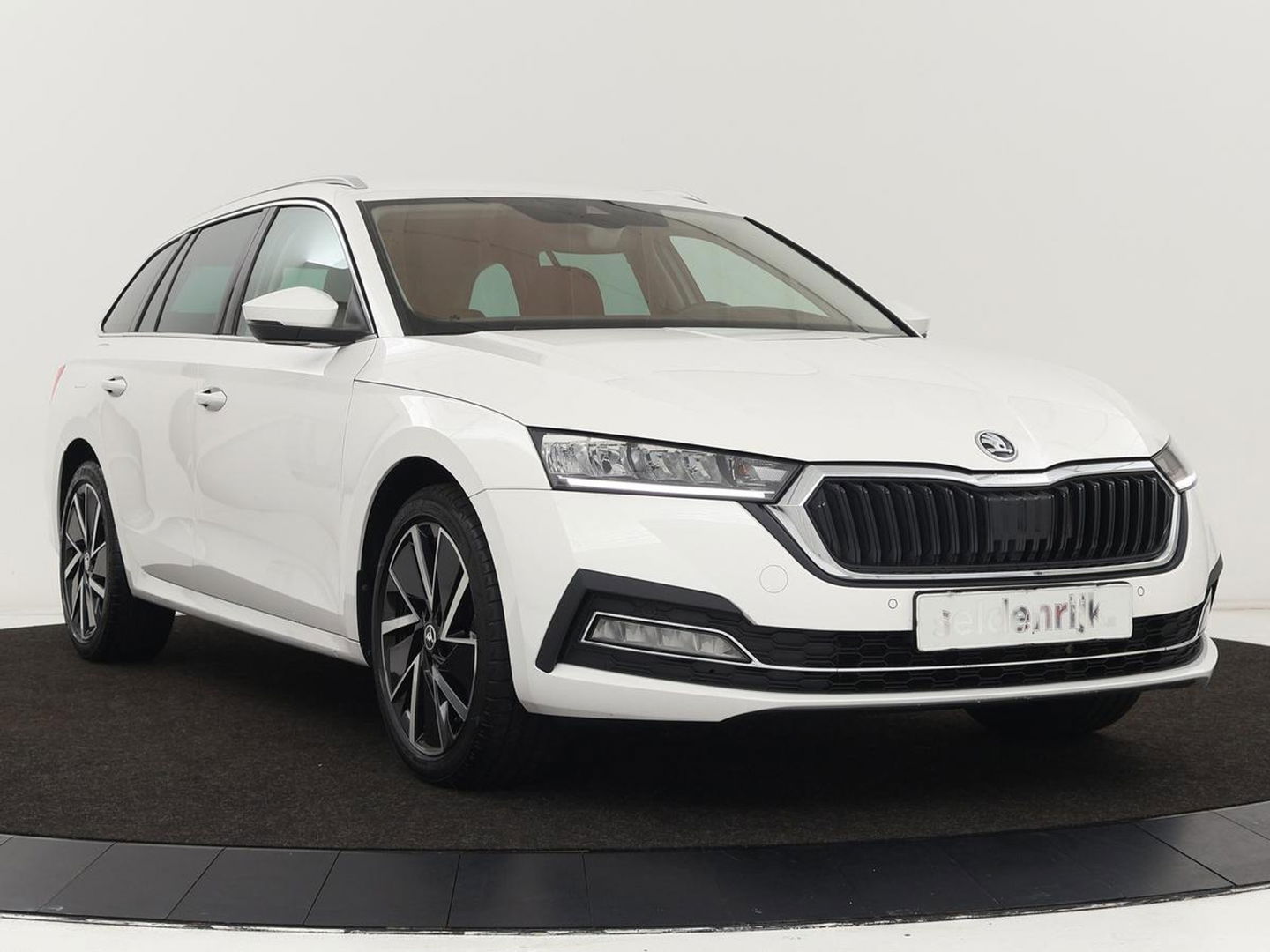 Škoda Octavia 1.4 TSI iV Business Edition Plus | Head-Up | Camera | Stoelverwarming | Side Assist | Achterbankverwarming | Carplay | Keyless | Elektrische voorstoelen | Memory | Sfeerverlichting | Navigatie | PHEV