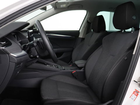Škoda Octavia 1.4 TSI iV Business Edition Plus | Head-Up | Camera | Stoelverwarming | Side Assist | Achterbankverwarming | Carplay | Keyless | Elektrische voorstoelen | Memory | Sfeerverlichting | Navigatie | PHEV