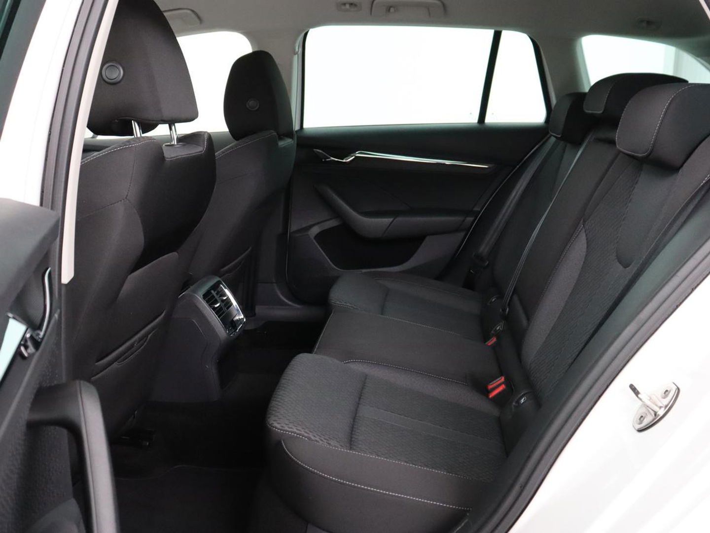 Škoda Octavia 1.4 TSI iV Business Edition Plus | Head-Up | Camera | Stoelverwarming | Side Assist | Achterbankverwarming | Carplay | Keyless | Elektrische voorstoelen | Memory | Sfeerverlichting | Navigatie | PHEV