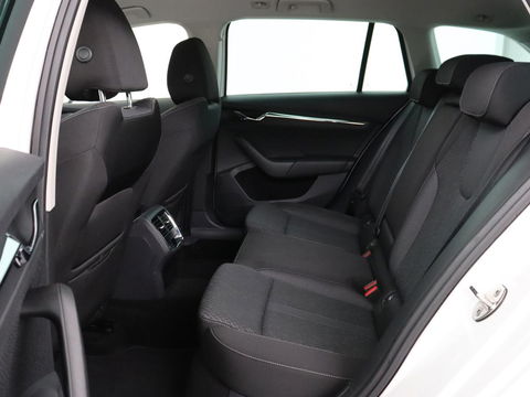 Škoda Octavia 1.4 TSI iV Business Edition Plus | Head-Up | Camera | Stoelverwarming | Side Assist | Achterbankverwarming | Carplay | Keyless | Elektrische voorstoelen | Memory | Sfeerverlichting | Navigatie | PHEV