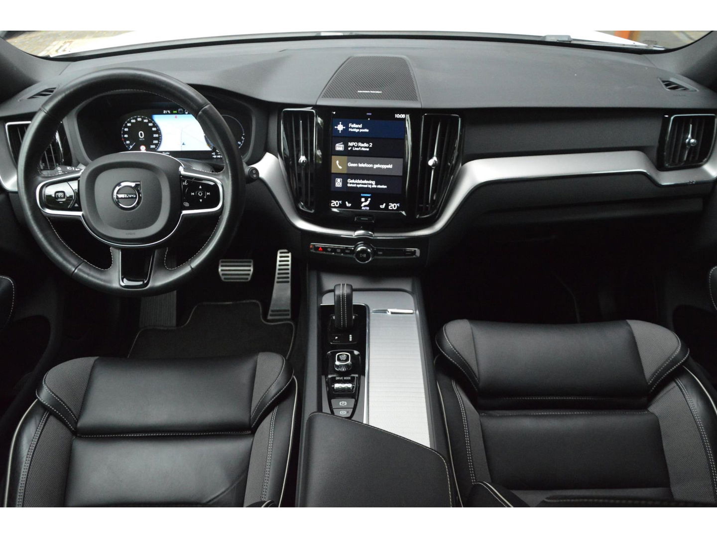 Volvo XC60 T6 Hybride AWD R-Design | Panoramadak | Stoel/Stuur Verwarmd | Harman Kardon | Camera | Apple CarPlay |
