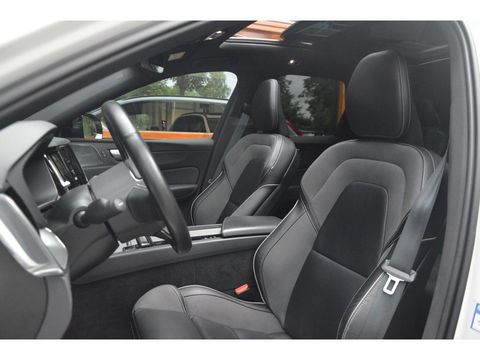 Volvo XC60 T6 Hybride AWD R-Design | Panoramadak | Stoel/Stuur Verwarmd | Harman Kardon | Camera | Apple CarPlay |