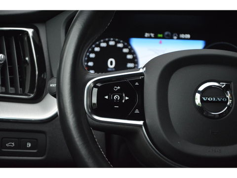 Volvo XC60 T6 Hybride AWD R-Design | Panoramadak | Stoel/Stuur Verwarmd | Harman Kardon | Camera | Apple CarPlay |