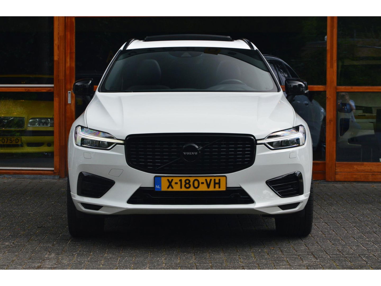Volvo XC60 T6 Hybride AWD R-Design | Panoramadak | Stoel/Stuur Verwarmd | Harman Kardon | Camera | Apple CarPlay |