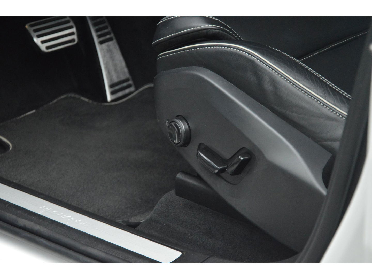 Volvo XC60 T6 Hybride AWD R-Design | Panoramadak | Stoel/Stuur Verwarmd | Harman Kardon | Camera | Apple CarPlay |