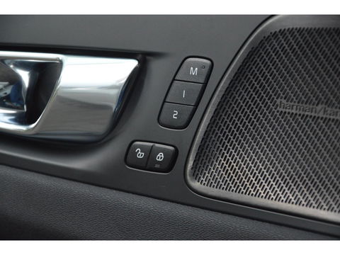 Volvo XC60 T6 Hybride AWD R-Design | Panoramadak | Stoel/Stuur Verwarmd | Harman Kardon | Camera | Apple CarPlay |