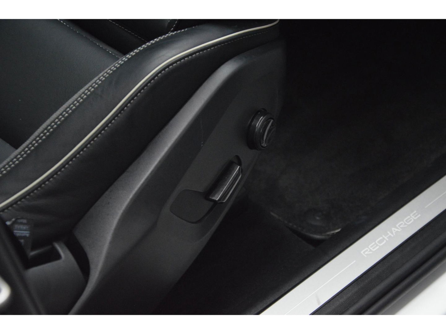 Volvo XC60 T6 Hybride AWD R-Design | Panoramadak | Stoel/Stuur Verwarmd | Harman Kardon | Camera | Apple CarPlay |