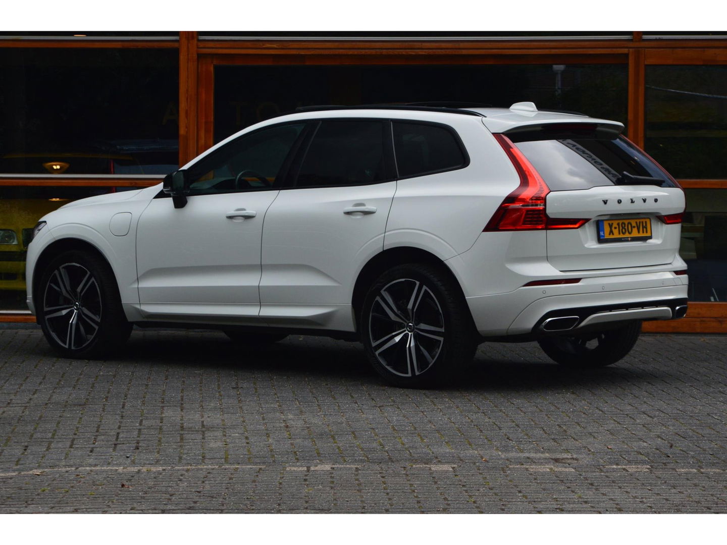 Volvo XC60 T6 Hybride AWD R-Design | Panoramadak | Stoel/Stuur Verwarmd | Harman Kardon | Camera | Apple CarPlay |