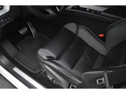 Volvo XC60 T6 Hybride AWD R-Design | Panoramadak | Stoel/Stuur Verwarmd | Harman Kardon | Camera | Apple CarPlay |