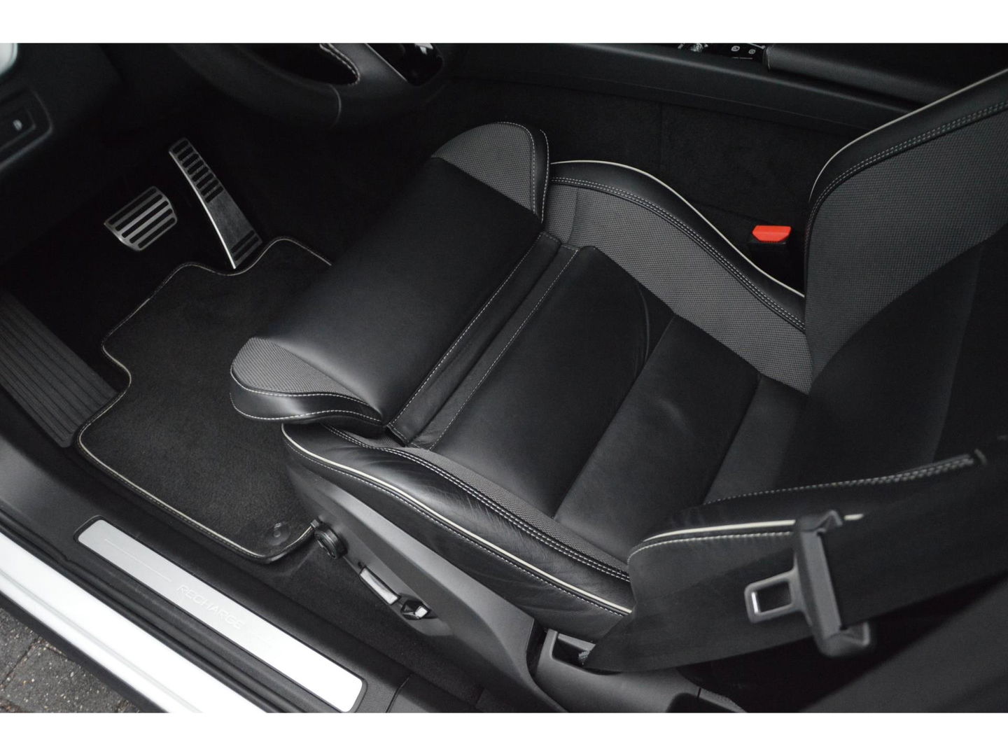 Volvo XC60 T6 Hybride AWD R-Design | Panoramadak | Stoel/Stuur Verwarmd | Harman Kardon | Camera | Apple CarPlay |