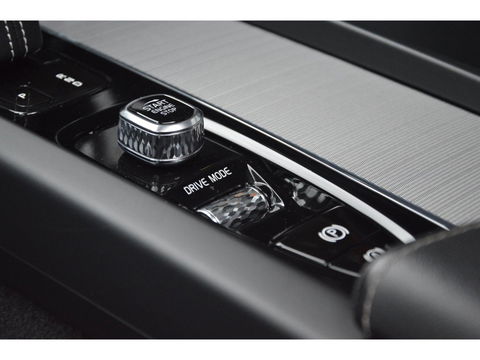 Volvo XC60 T6 Hybride AWD R-Design | Panoramadak | Stoel/Stuur Verwarmd | Harman Kardon | Camera | Apple CarPlay |