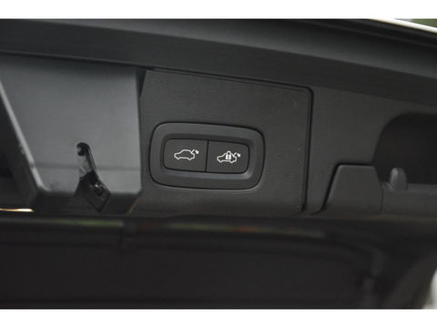 Volvo XC60 T6 Hybride AWD R-Design | Panoramadak | Stoel/Stuur Verwarmd | Harman Kardon | Camera | Apple CarPlay |