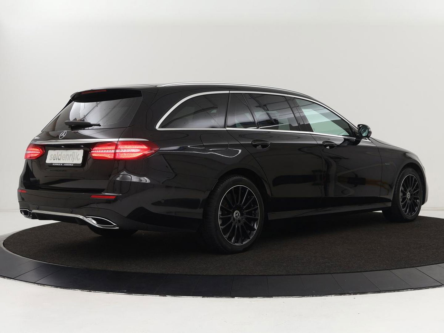 Mercedes-Benz E-Klasse 300de AMG Line | Adaptive cruise | Nappaleder | 360 Camera | Carplay | Stoelverwarming | Sfeerverlichting | Widescreen | Navigatie | Full LED