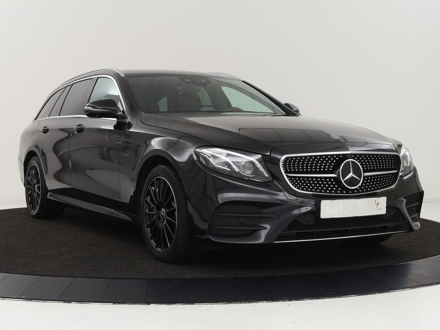 Mercedes-Benz E-Klasse 300de AMG Line | Adaptive cruise | Nappaleder | 360 Camera | Carplay | Stoelverwarming | Sfeerverlichting | Widescreen | Navigatie | Full LED