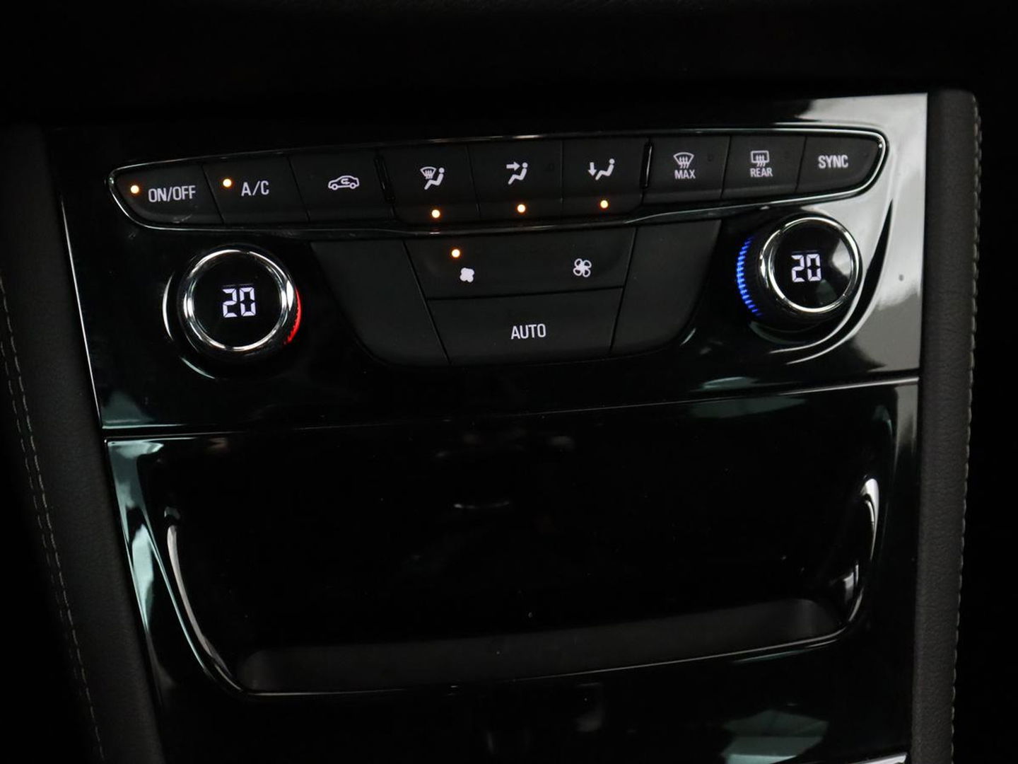 Opel Astra 1.4 Turbo Innovation | 150pk | Camera | Matrix LED | Comfortstoelen | Carplay | Navigatie | Keyless | Half leder | Climate control | Park Assist | Cruise control
