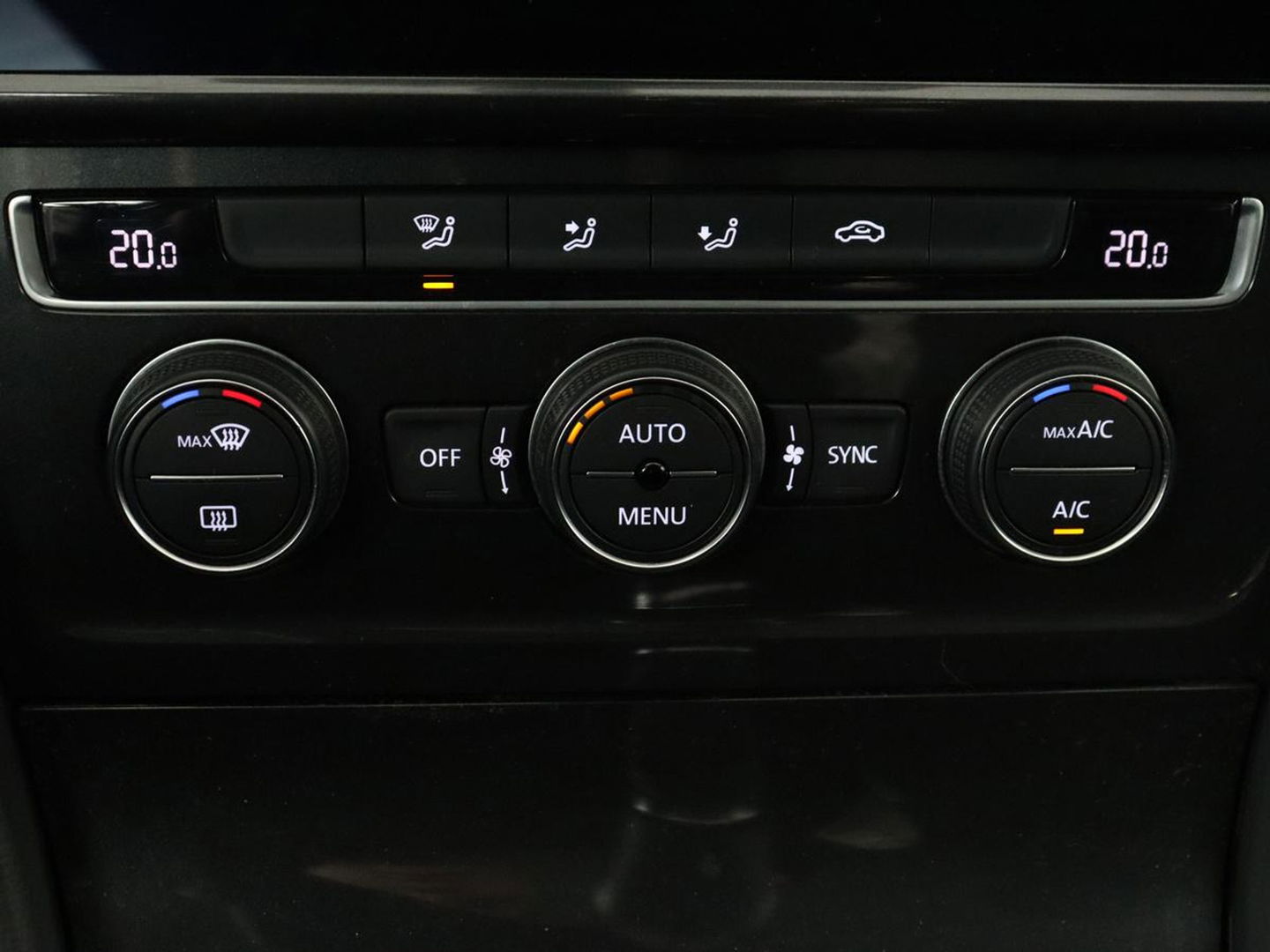 Volkswagen Golf 1.0 TSI Trendline | Carplay | Climate control | Navigatie | Parkeerhulp | Trekhaak | Cruise control | DAB | Bluetooth | Regen/-lichtsensor