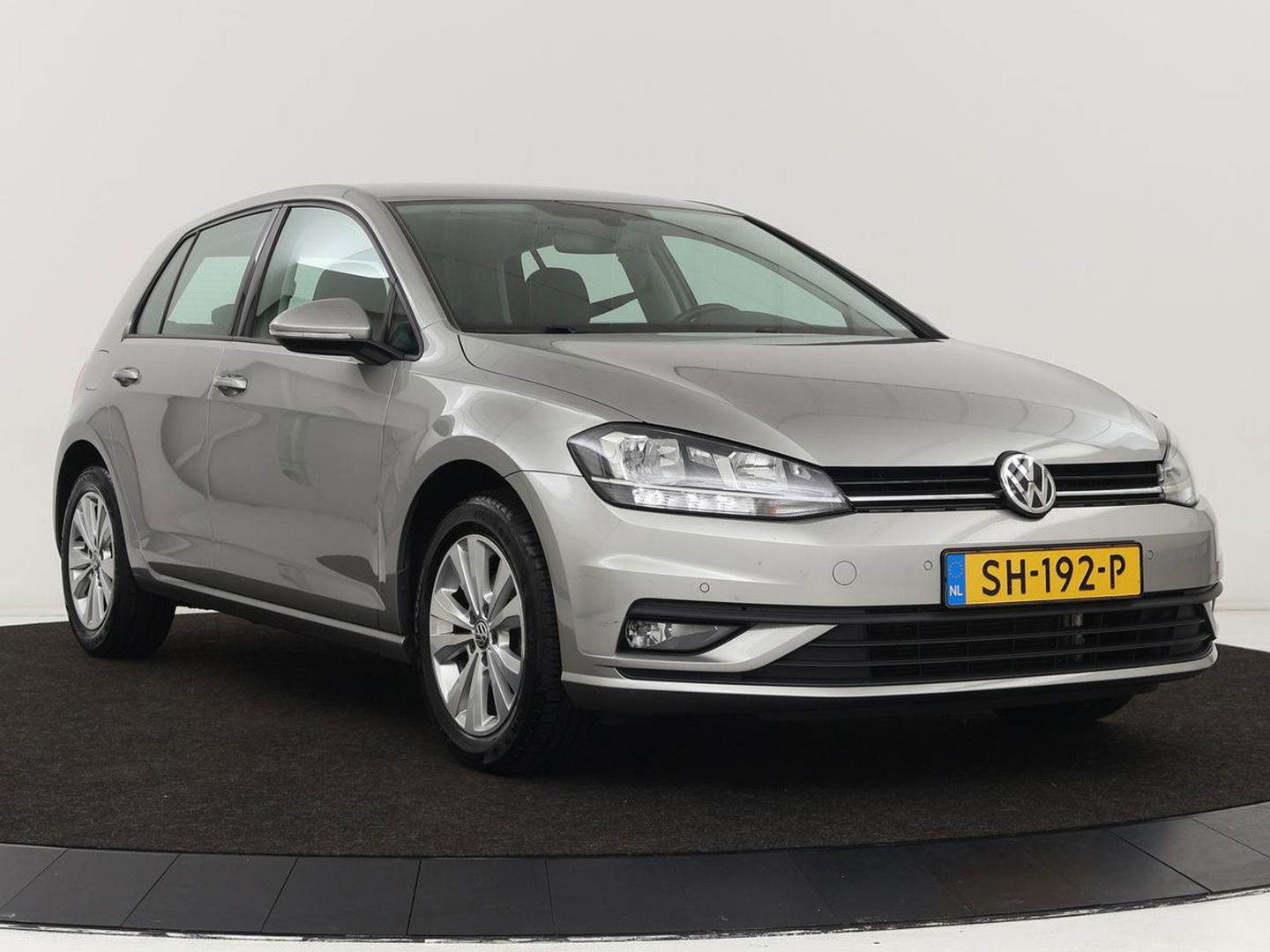 Volkswagen Golf 1.0 TSI Trendline | Carplay | Climate control | Navigatie | Parkeerhulp | Trekhaak | Cruise control | DAB | Bluetooth | Regen/-lichtsensor