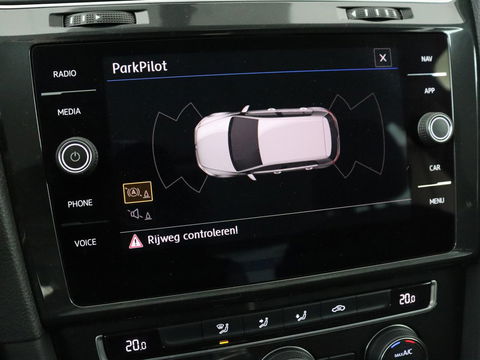 Volkswagen Golf 1.0 TSI Trendline | Carplay | Climate control | Navigatie | Parkeerhulp | Trekhaak | Cruise control | DAB | Bluetooth | Regen/-lichtsensor