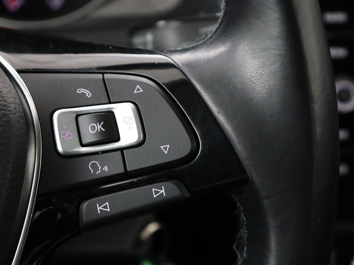 Volkswagen Golf 1.0 TSI Trendline | Carplay | Climate control | Navigatie | Parkeerhulp | Trekhaak | Cruise control | DAB | Bluetooth | Regen/-lichtsensor