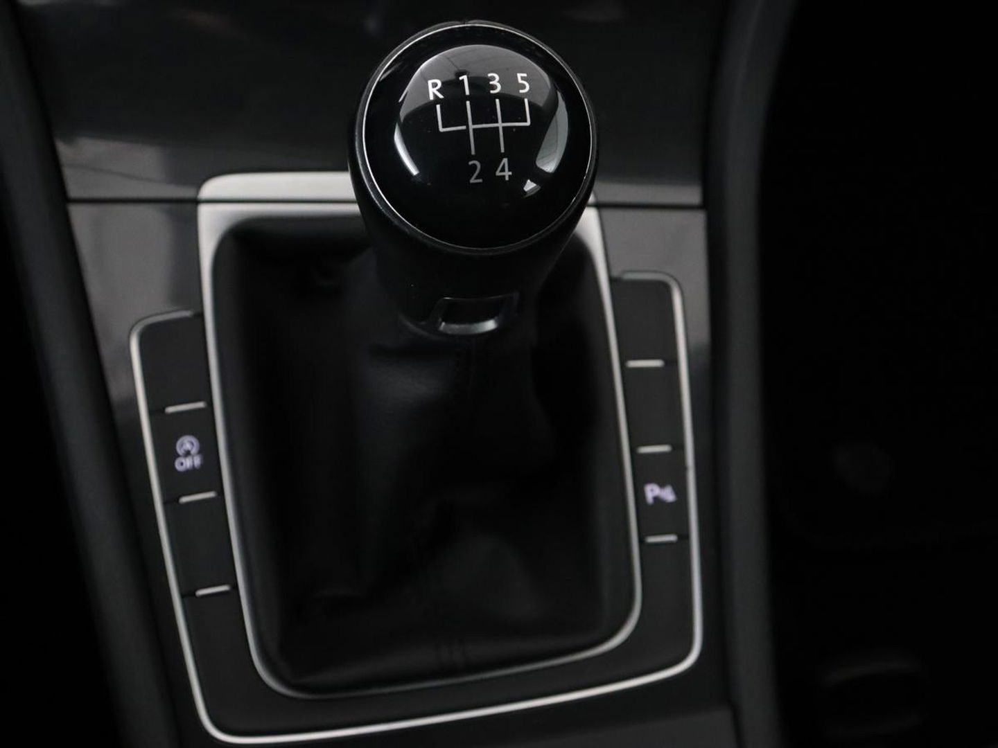 Volkswagen Golf 1.0 TSI Trendline | Carplay | Climate control | Navigatie | Parkeerhulp | Trekhaak | Cruise control | DAB | Bluetooth | Regen/-lichtsensor