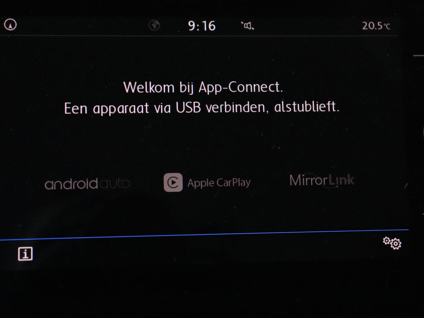 Volkswagen Golf 1.0 TSI Trendline | Carplay | Climate control | Navigatie | Parkeerhulp | Trekhaak | Cruise control | DAB | Bluetooth | Regen/-lichtsensor
