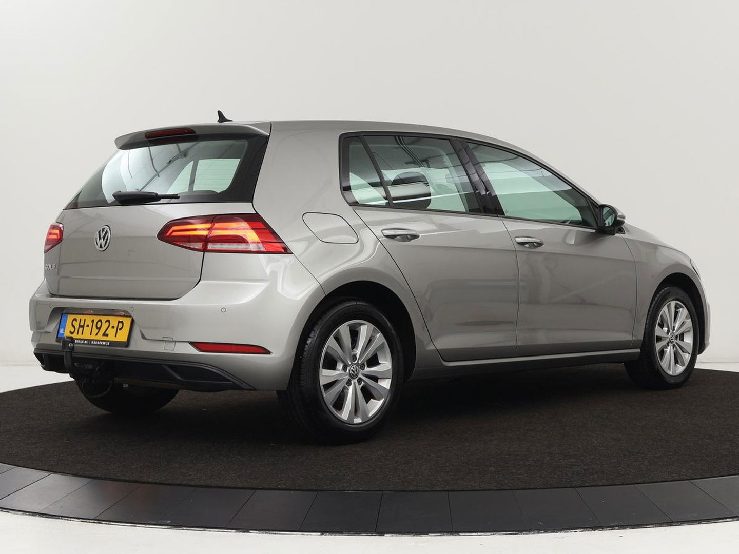 Volkswagen Golf 1.0 TSI Trendline | Carplay | Climate control | Navigatie | Parkeerhulp | Trekhaak | Cruise control | DAB | Bluetooth | Regen/-lichtsensor