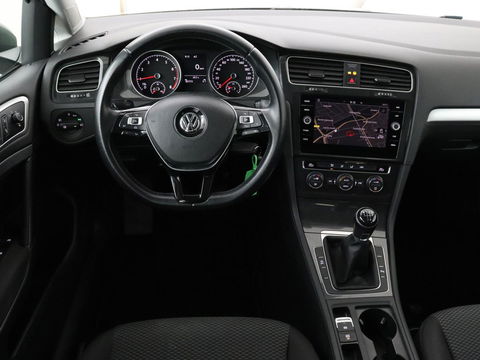 Volkswagen Golf 1.0 TSI Trendline | Carplay | Climate control | Navigatie | Parkeerhulp | Trekhaak | Cruise control | DAB | Bluetooth | Regen/-lichtsensor