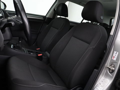 Volkswagen Golf 1.0 TSI Trendline | Carplay | Climate control | Navigatie | Parkeerhulp | Trekhaak | Cruise control | DAB | Bluetooth | Regen/-lichtsensor
