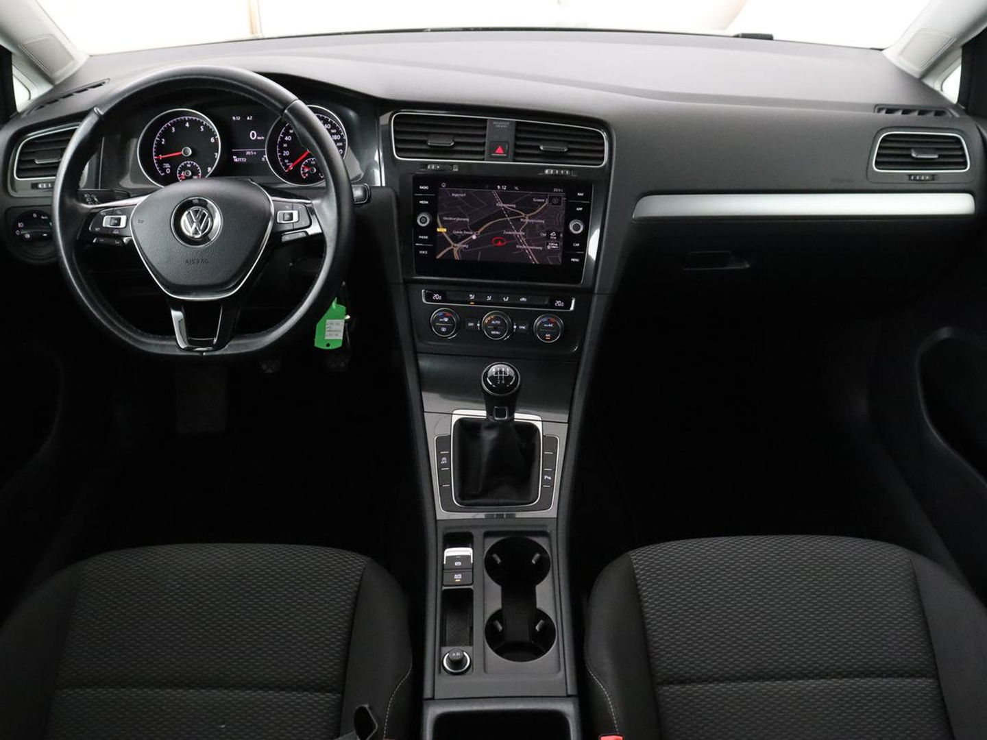 Volkswagen Golf 1.0 TSI Trendline | Carplay | Climate control | Navigatie | Parkeerhulp | Trekhaak | Cruise control | DAB | Bluetooth | Regen/-lichtsensor