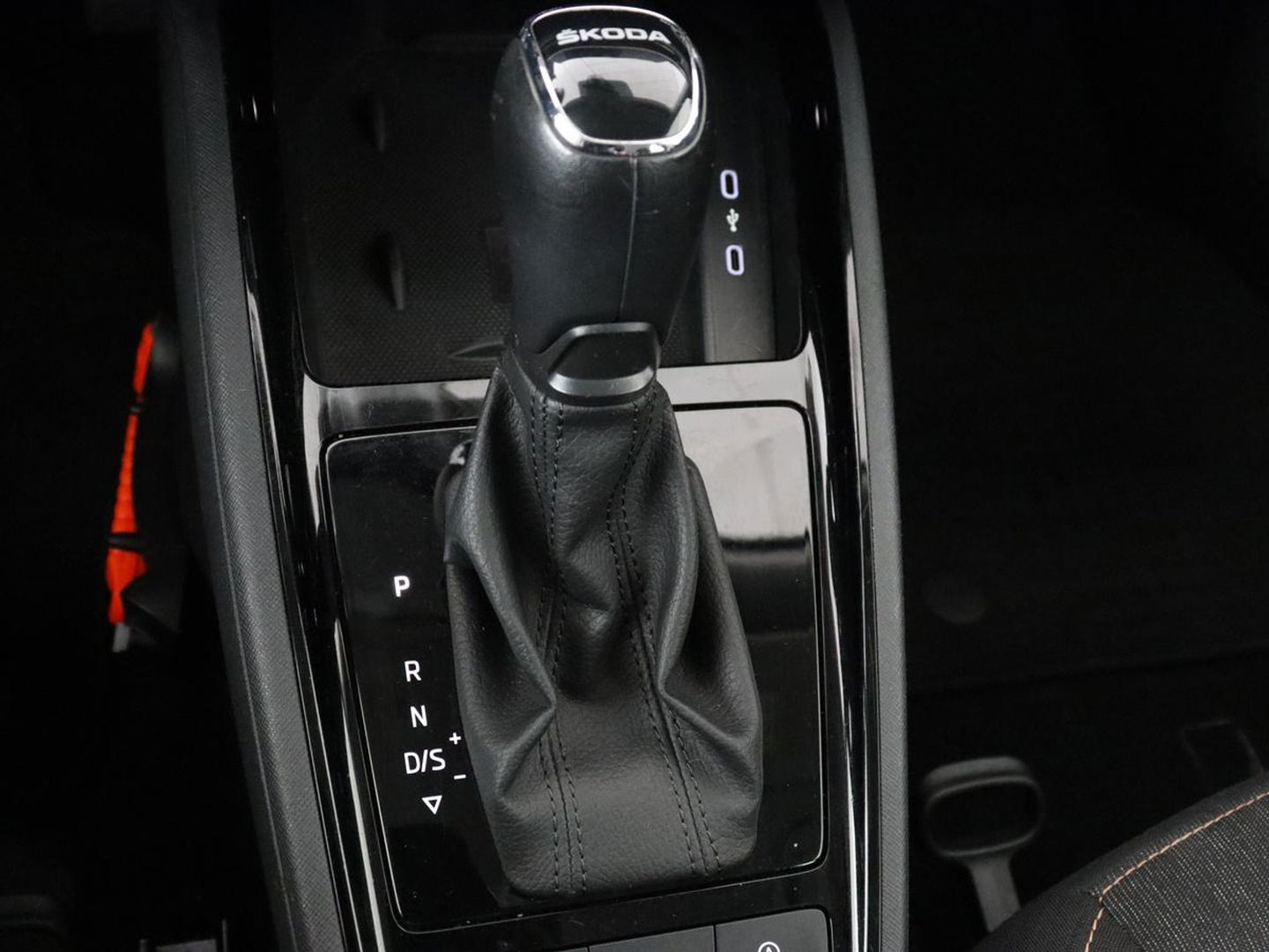 Škoda Kamiq 1.0 TSI Business Edition | Automaat | Stoelverwarming | Trekhaak | Carplay | Navigatie | Virtual Cockpit | Parkeerhulp | Climate control