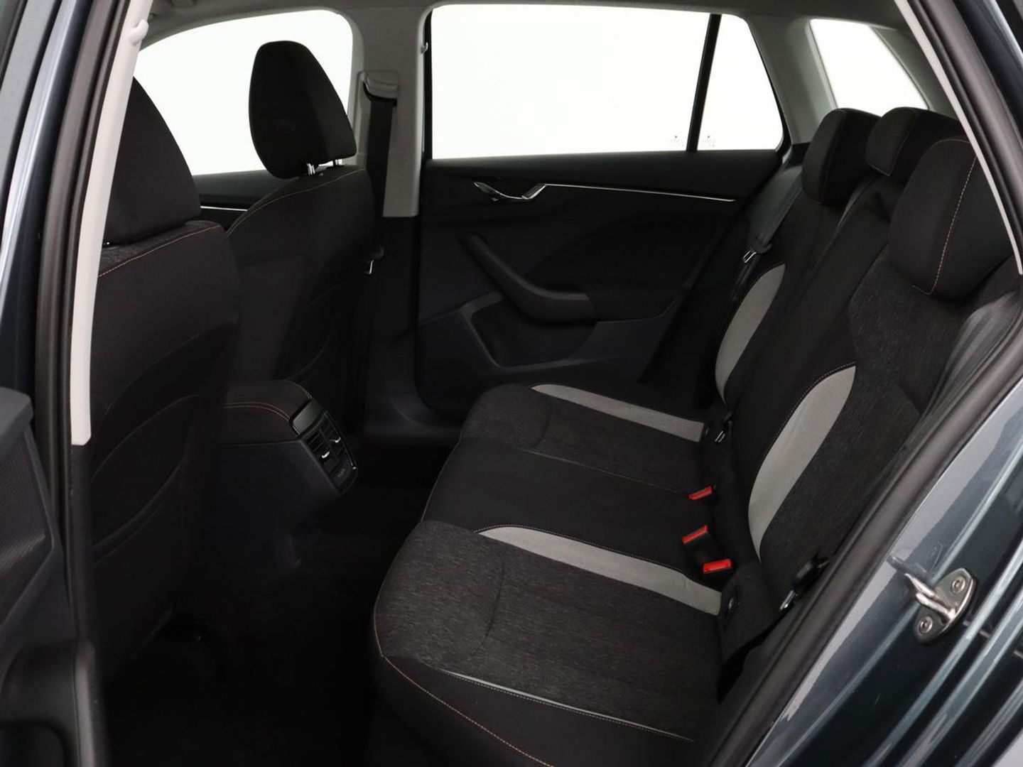 Škoda Kamiq 1.0 TSI Business Edition | Automaat | Stoelverwarming | Trekhaak | Carplay | Navigatie | Virtual Cockpit | Parkeerhulp | Climate control