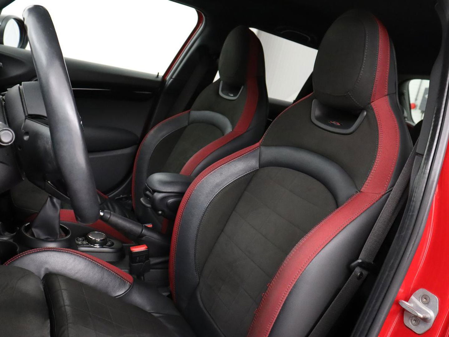 MINI Cooper 1.5 John Cooper Works | Leder/Alcantara | Stoelverwarming | Harman/Kardon | Carplay | Full LED | Navigatie | Park Assist | Climate control