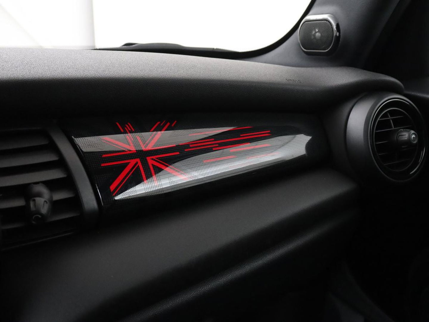 MINI Cooper 1.5 John Cooper Works | Leder/Alcantara | Stoelverwarming | Harman/Kardon | Carplay | Full LED | Navigatie | Park Assist | Climate control