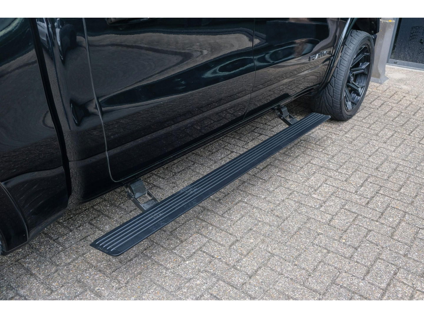 Dodge Ram 1500 5.7 V8 401pk 4x4 Crew Cab Laramie Night edition Panoramadak Bomvol! Stoelventilatie Trekhaak