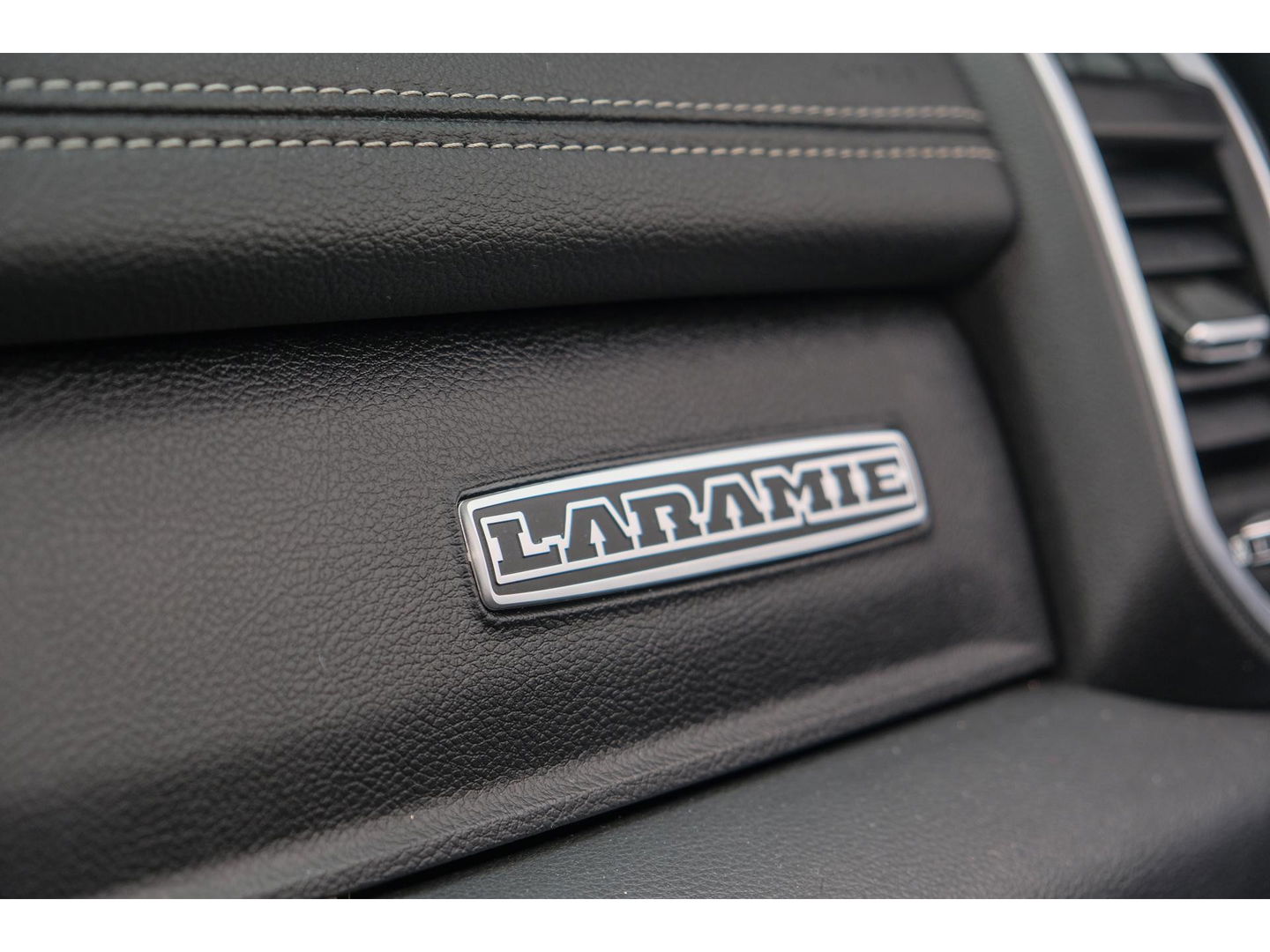 Dodge Ram 1500 5.7 V8 401pk 4x4 Crew Cab Laramie Night edition Panoramadak Bomvol! Stoelventilatie Trekhaak