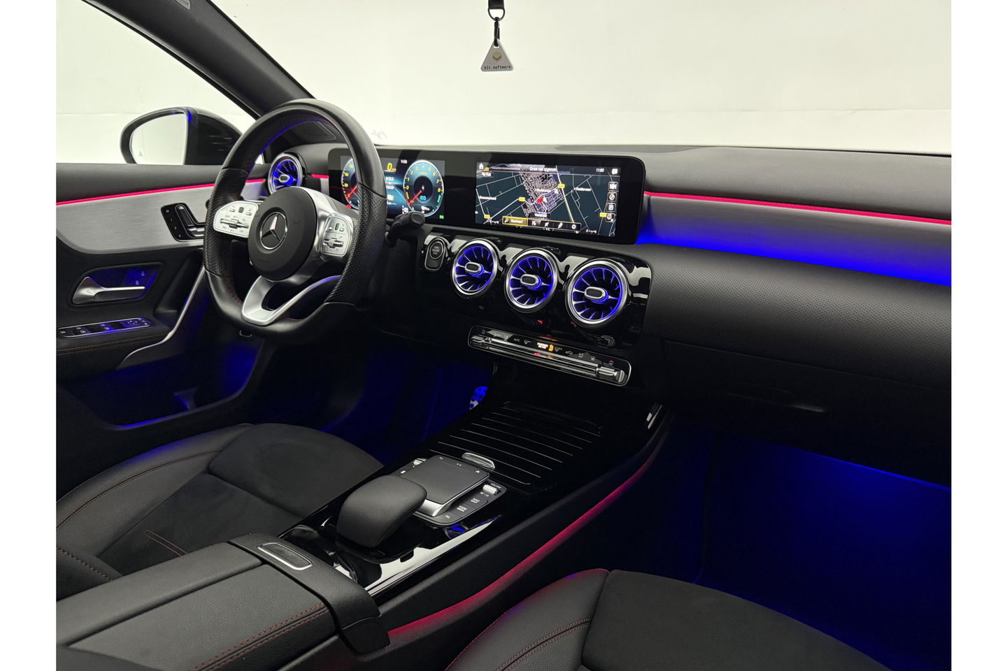 Mercedes-Benz A-Klasse 250 e AMG 235PK Pano Sfeer Trekhaak Virtual LED Camera Carplay Memory Clima Cruise Navi PDC 18"LMV