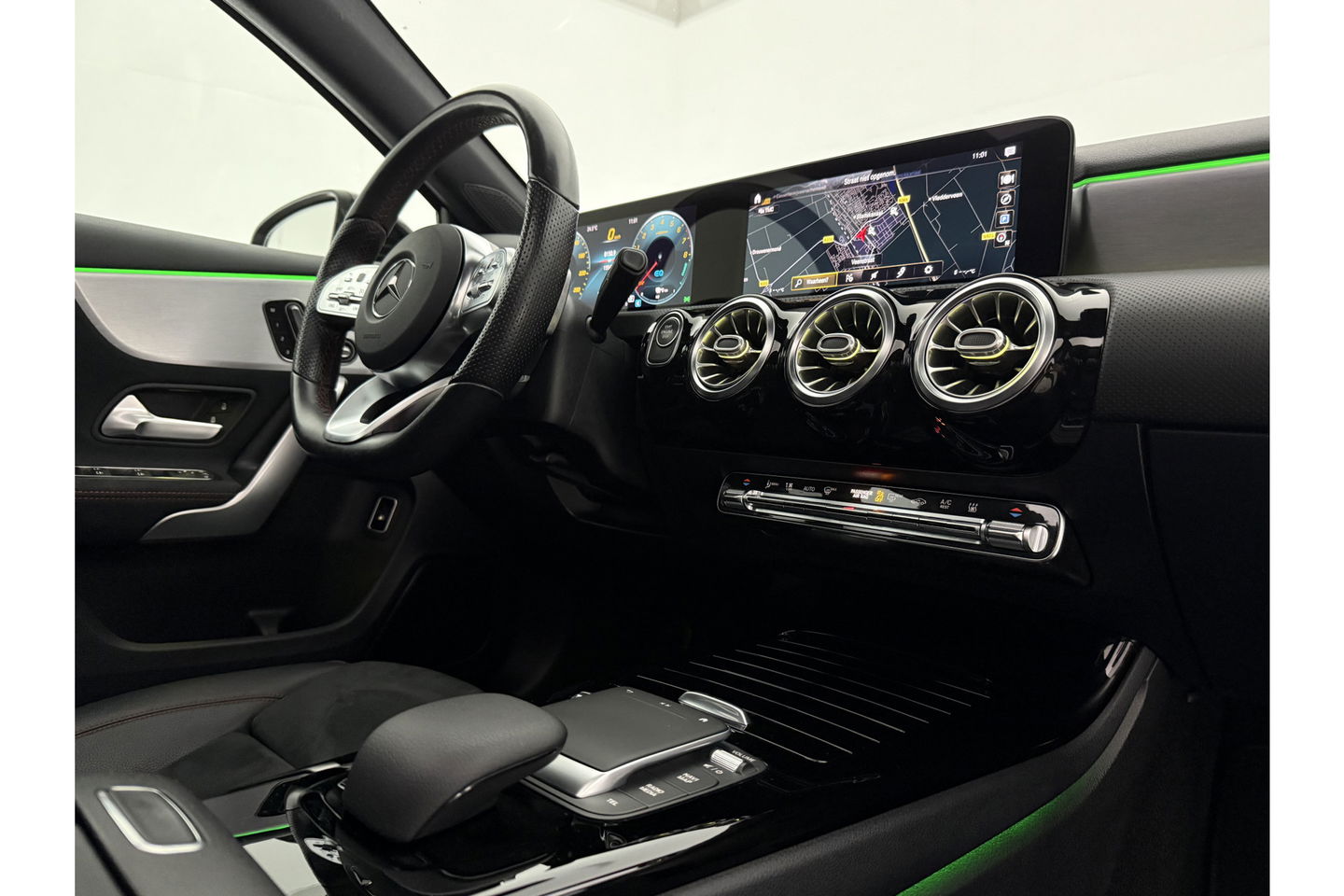 Mercedes-Benz A-Klasse 250 e AMG 235PK Pano Sfeer Trekhaak Virtual LED Camera Carplay Memory Clima Cruise Navi PDC 18"LMV