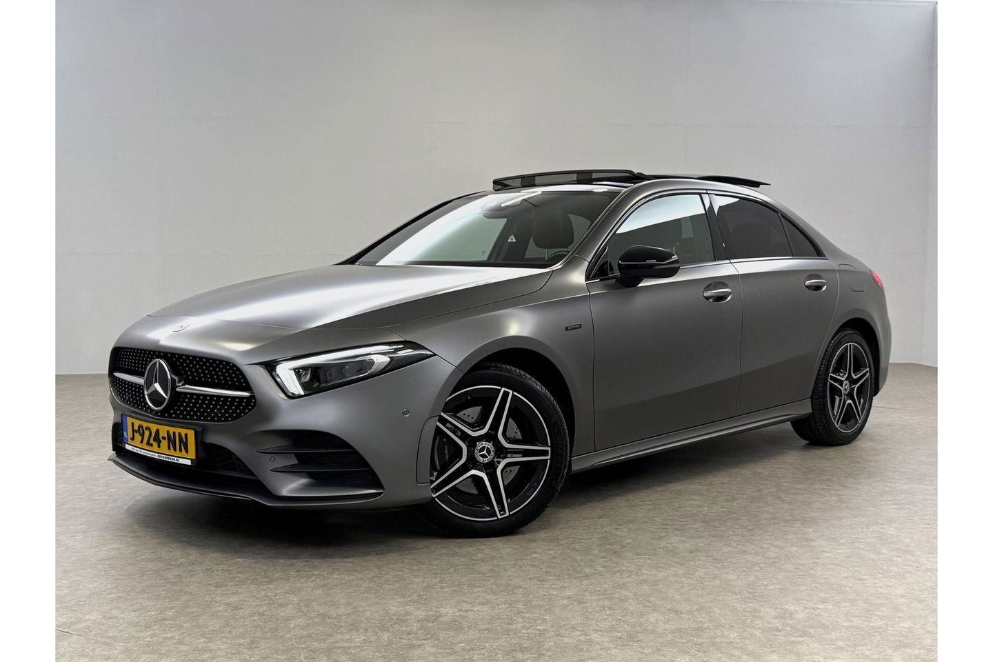 Mercedes-Benz A-Klasse 250 e AMG 235PK Pano Sfeer Trekhaak Virtual LED Camera Carplay Memory Clima Cruise Navi PDC 18"LMV