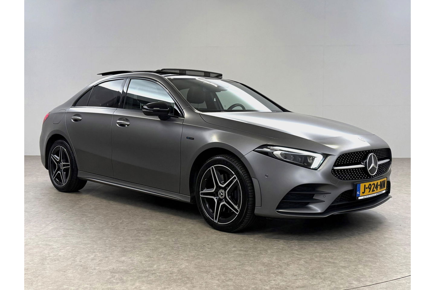 Mercedes-Benz A-Klasse 250 e AMG 235PK Pano Sfeer Trekhaak Virtual LED Camera Carplay Memory Clima Cruise Navi PDC 18"LMV