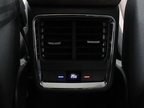 Škoda Enyaq iV 60 | Stoel & stuurverwarming | Carplay | Keyless | Navigatie | Camera | Cruise control | Full LED | Parkeerhulp | 20'' lichtmetalen velgen
