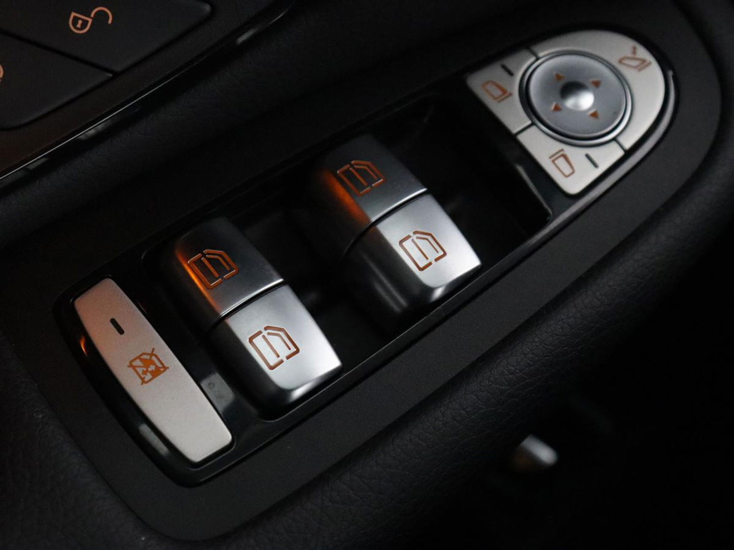 Mercedes-Benz GLC 300e 4Matic | Adaptive cruise | Trekhaak | Carplay | Stoelverwarming | Leder | Massage | Memory | Camera | Navigatie