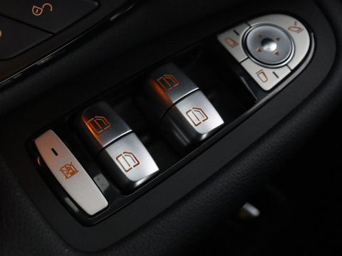 Mercedes-Benz GLC 300e 4Matic | Adaptive cruise | Trekhaak | Carplay | Stoelverwarming | Leder | Massage | Memory | Camera | Navigatie
