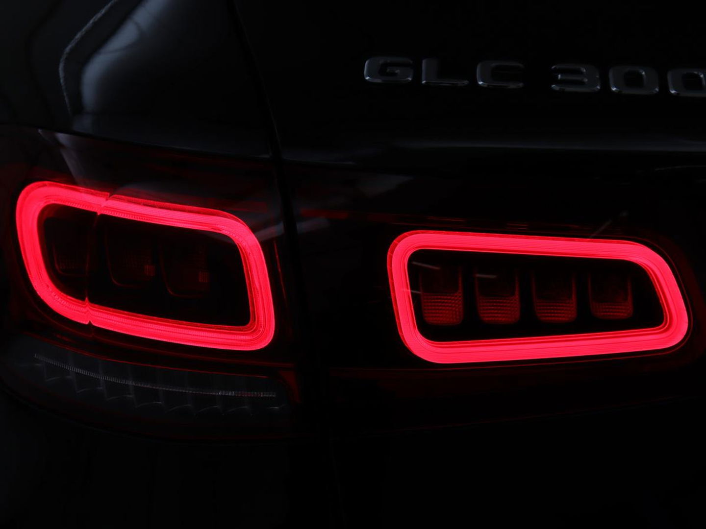 Mercedes-Benz GLC 300e 4Matic | Adaptive cruise | Trekhaak | Carplay | Stoelverwarming | Leder | Massage | Memory | Camera | Navigatie